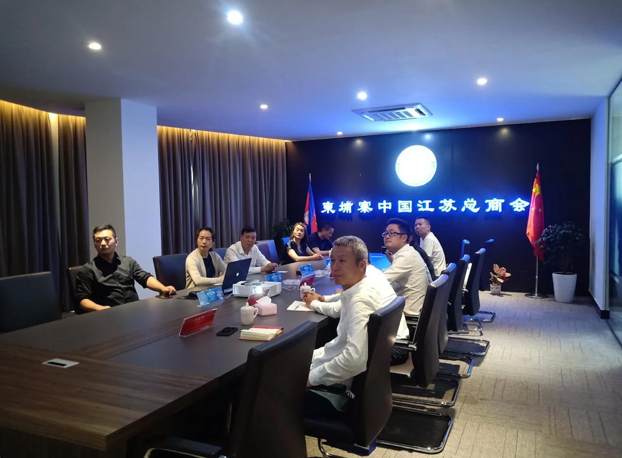 江苏总商会为在柬滞留同胞捐赠物资 5月15日,柬埔寨中国江苏总商会在柬组织开展爱心物资捐助活动,…