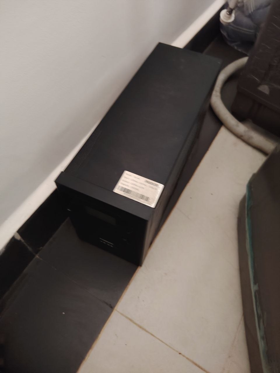 出售物品：两个蓄电池。一个大的一个小的