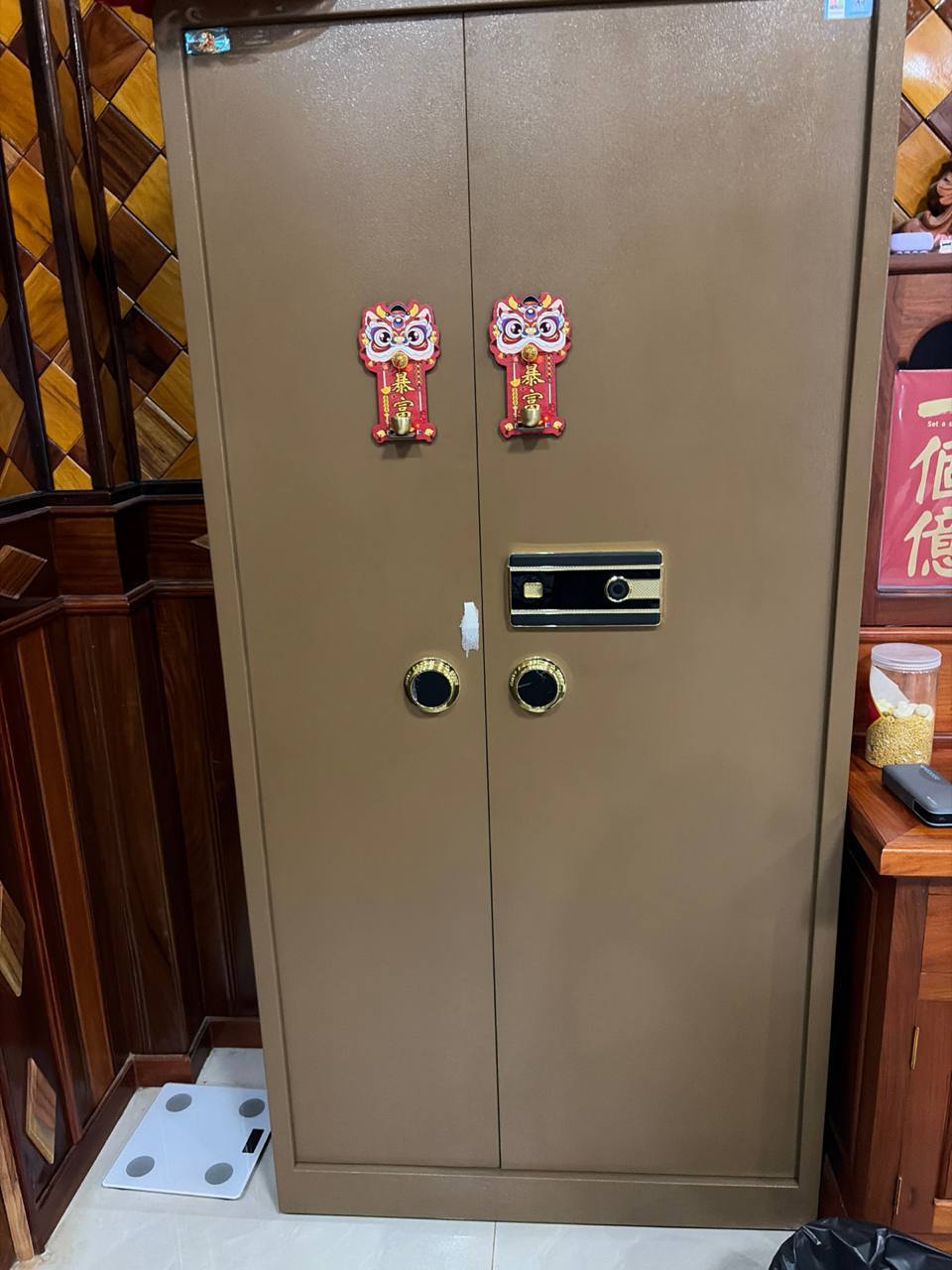出售物品：各种衣柜沙发 保险柜冰箱 便宜处理 价