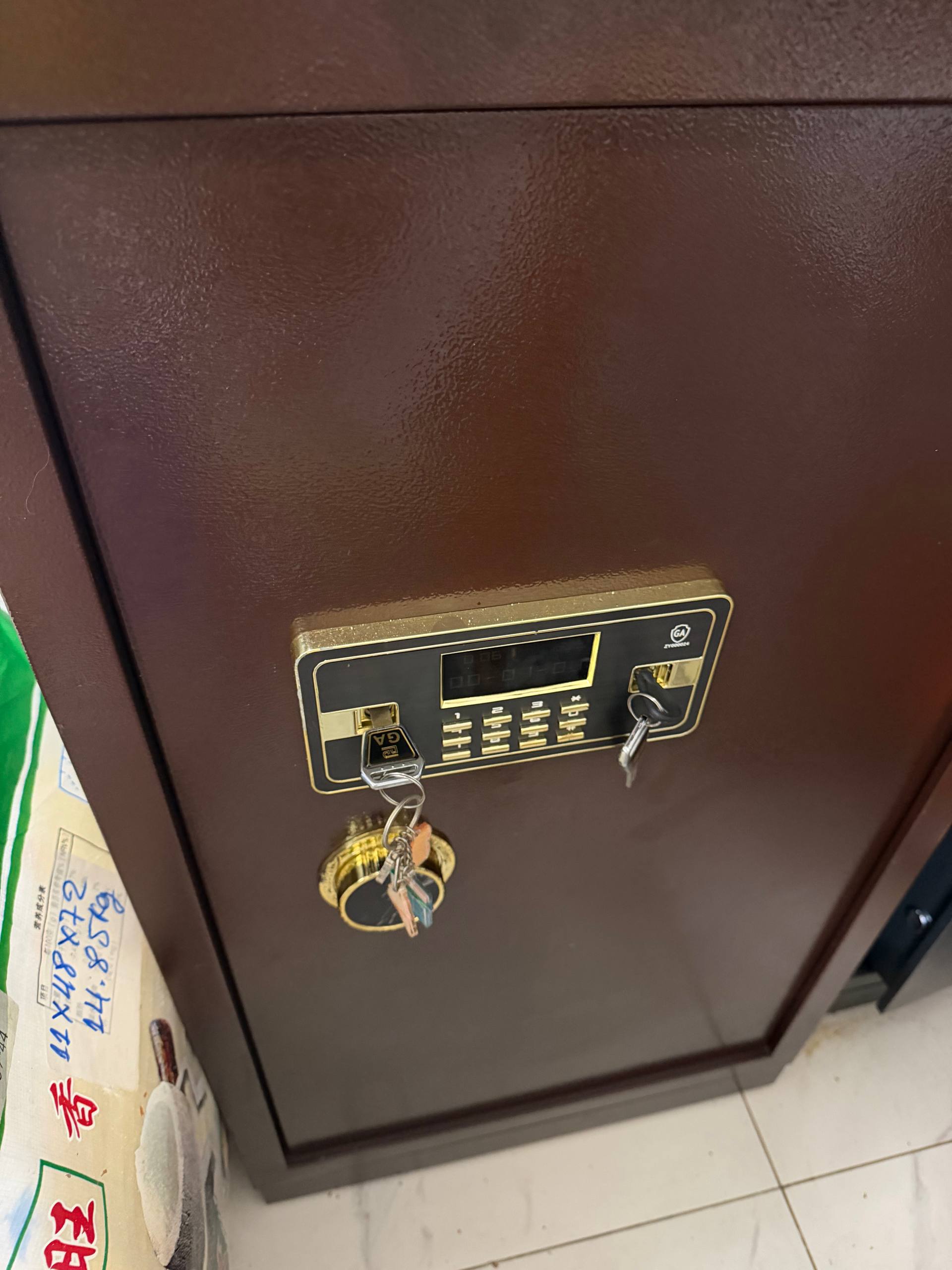 出售物品:保险柜 + 1.2床垫 + 床90
