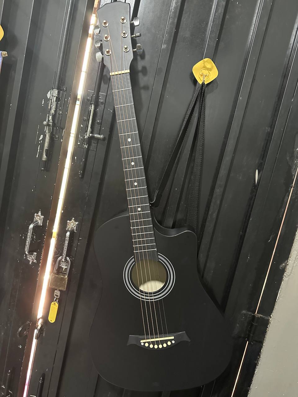 出售物品：全新吉他🎸