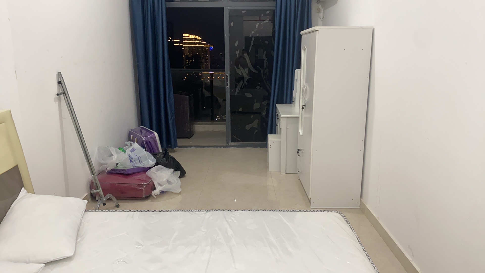 床，床垫，衣柜，梳妆台都出