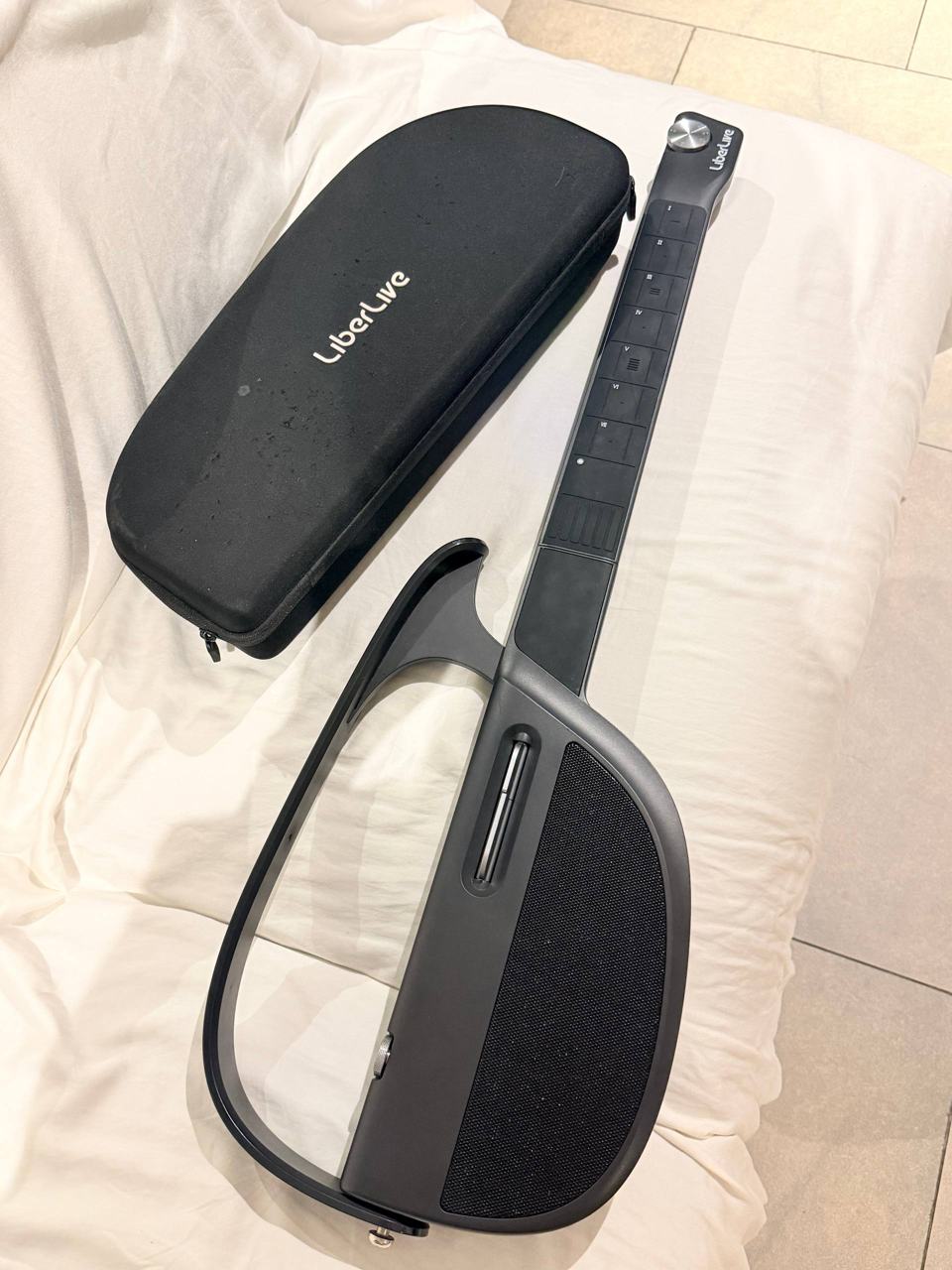 出售物品:日常用品 价 格:羽毛球拍55$ 网球拍35$ 吉他220$ 商品类别:#运动 位 置…