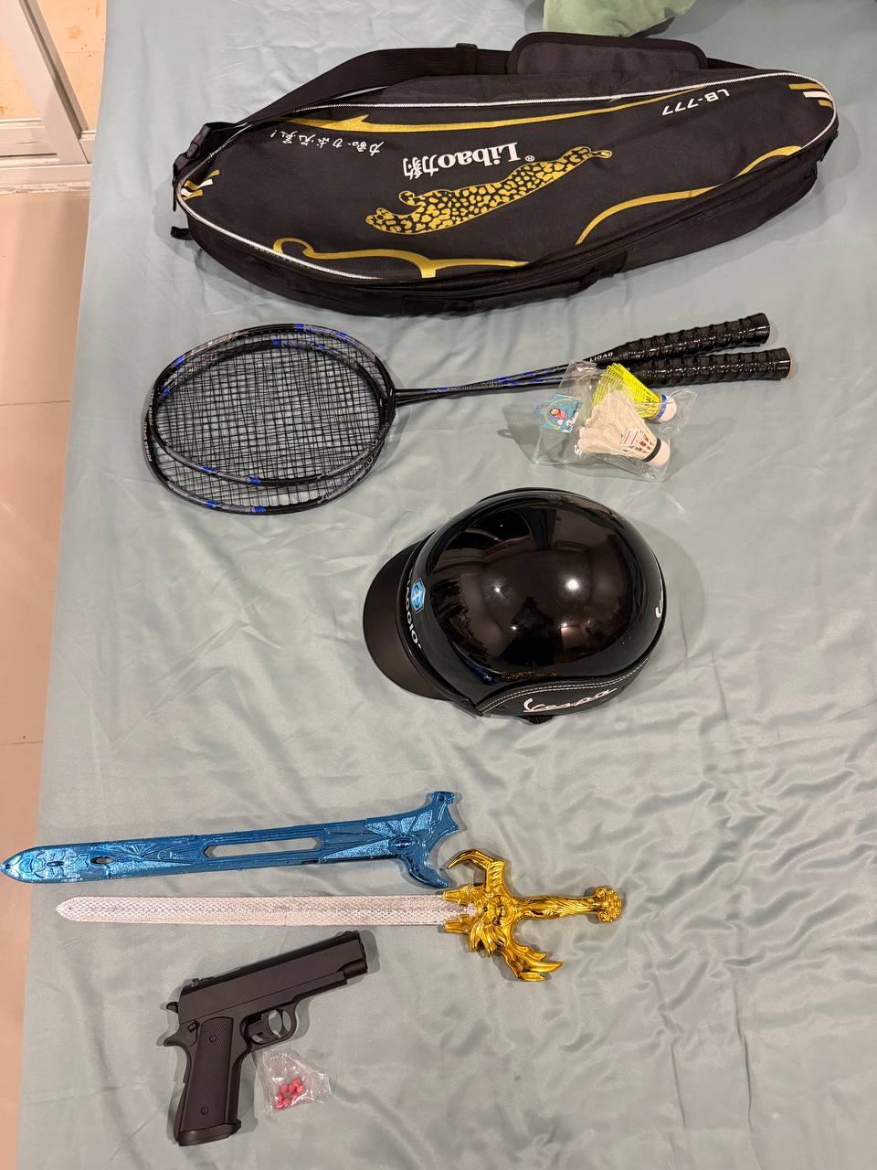 出售物品:倚天剑 卡蛋枪 10$羽毛球拍🏸10$ 头盔🪖15$ 价 格: 35$ 商品类别:#家…
