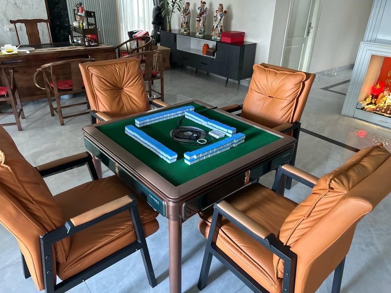 出售物品:麻将桌 价 格:麻将和桌子20…