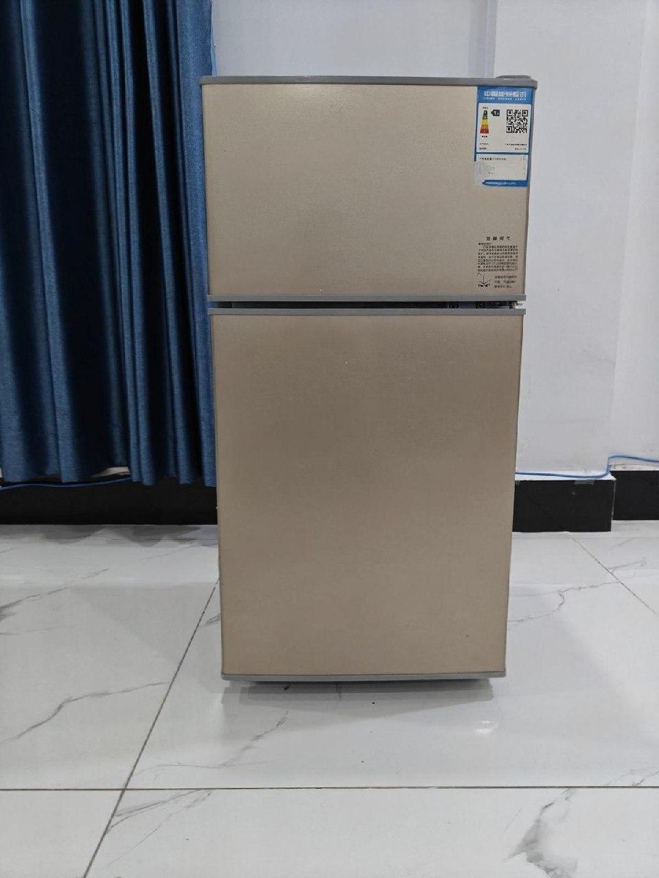 出售物品:公寓小冰箱 价 格:60 USD 商品类别:#家具家电 位 置:#西港 ob路 联系方…