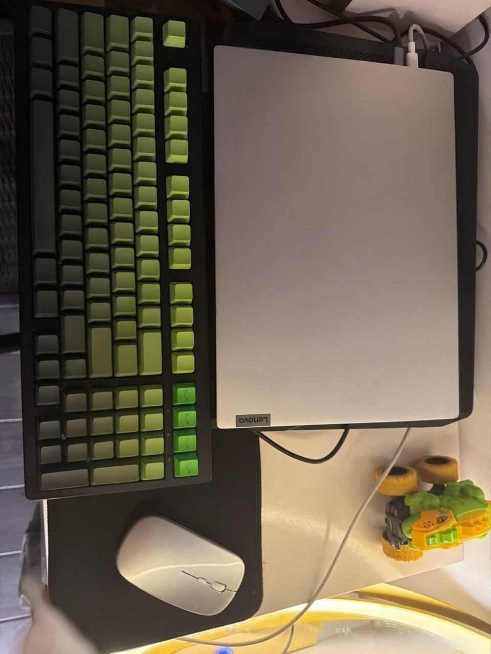 出售物品:联想超薄本 16+512 键盘鼠标 底座风扇 恐龙小车…