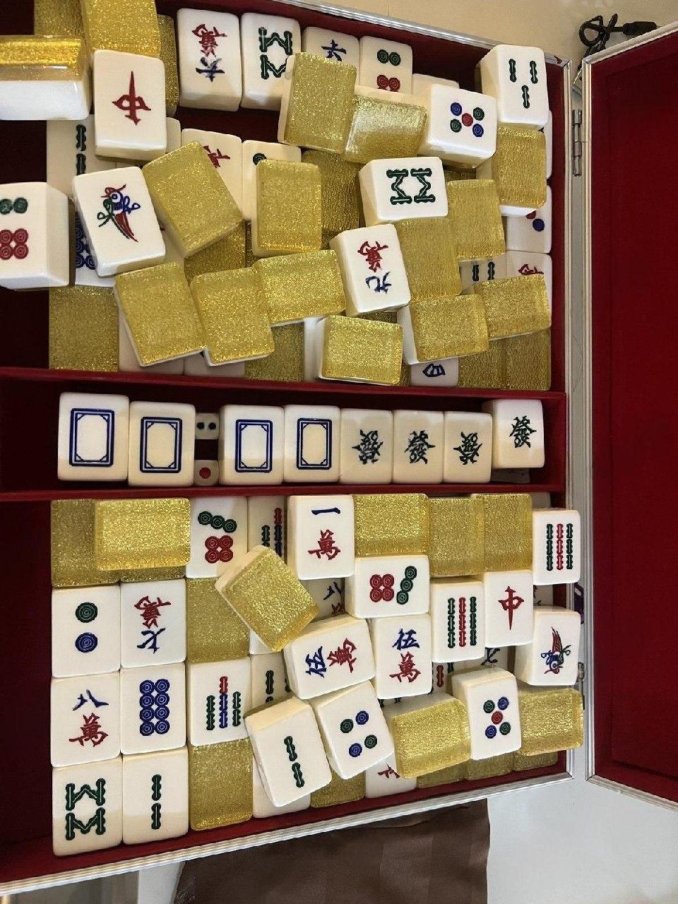 出售物品:手搓麻将桌➕麻将 价 格:30 USD 商品类别:#生活闲置 位 置:#金边 联系方式…