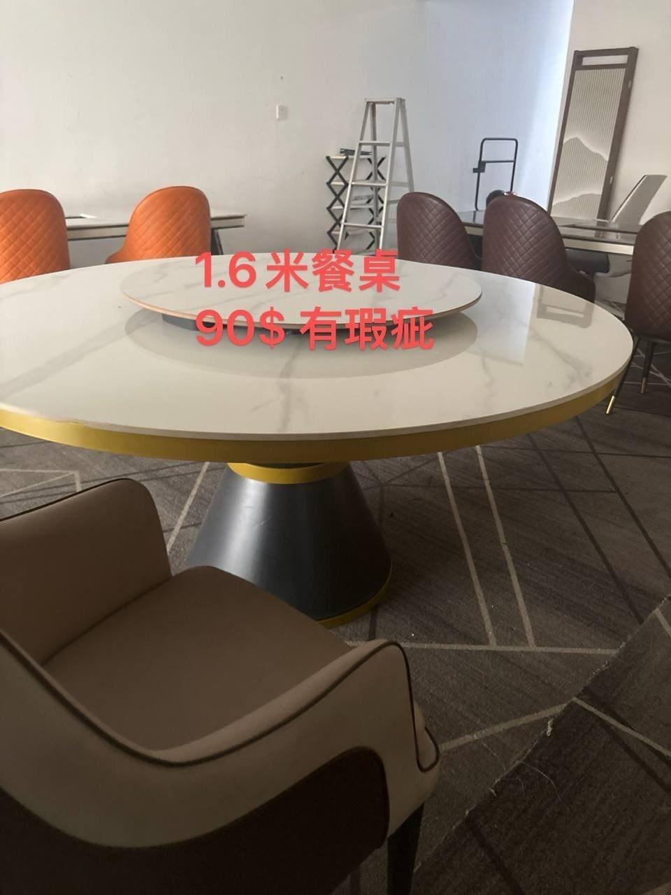 出售物品:1.6米餐桌 有瑕疵 价 格:…