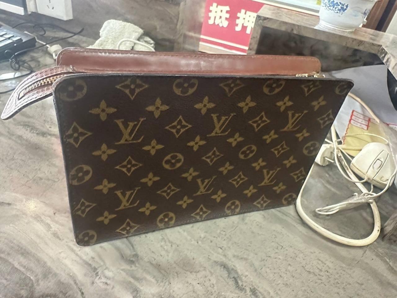 出售物品:正品LV手包 价 格:200 …