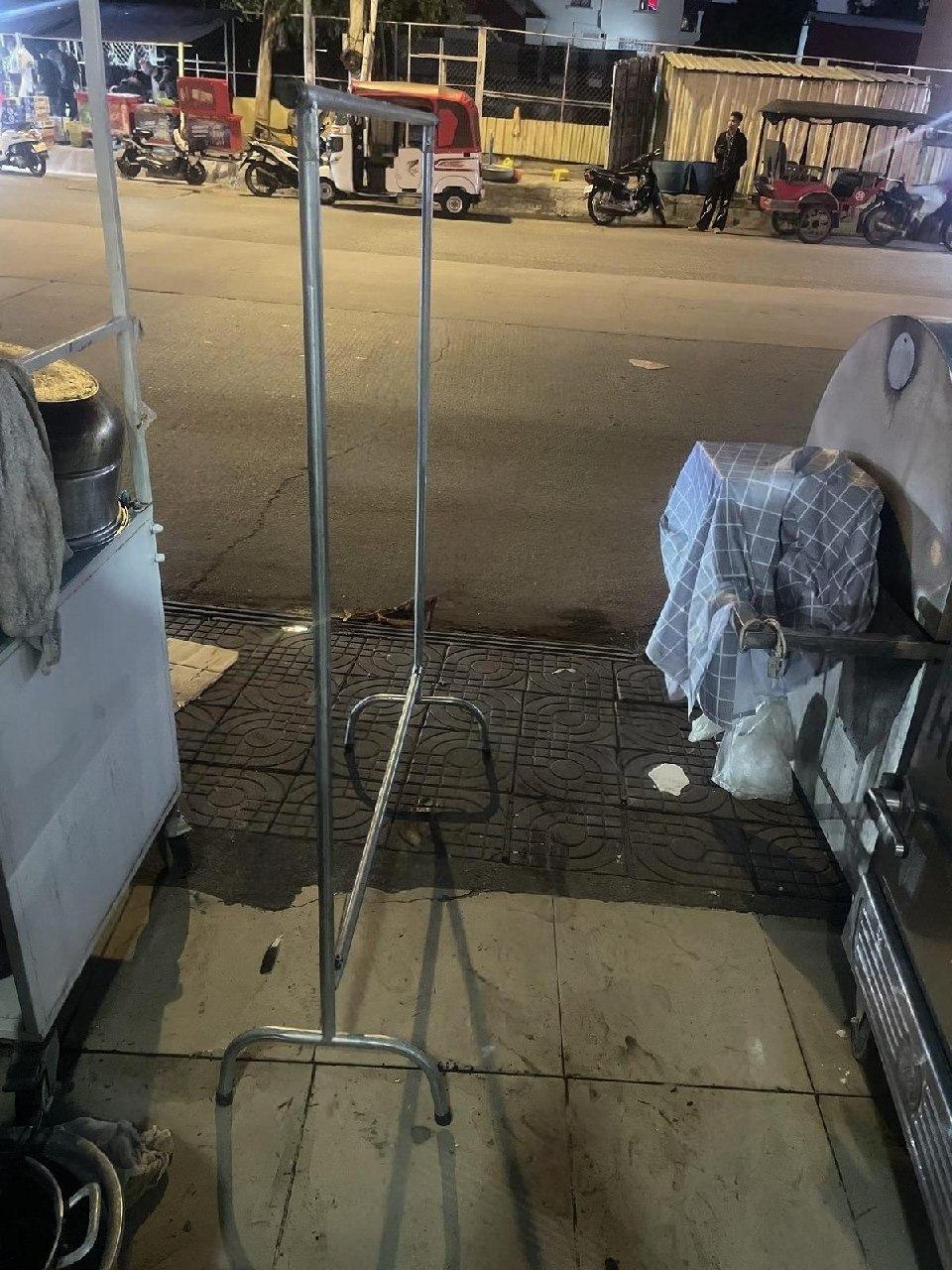 出售物品:凉衣杆1米 价 格:3 USD 商品类别:#家具家电 位 置:#金边 旧机场 联系方式…