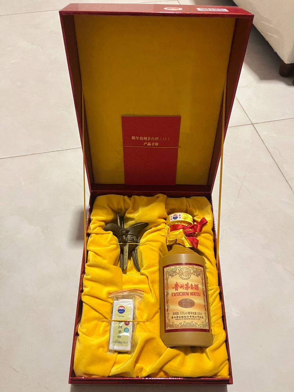 出售物品:图中所有 价 格: 888 商品类别:#酒水 位 置:#西港 红灯笼附近 联系方式:@…