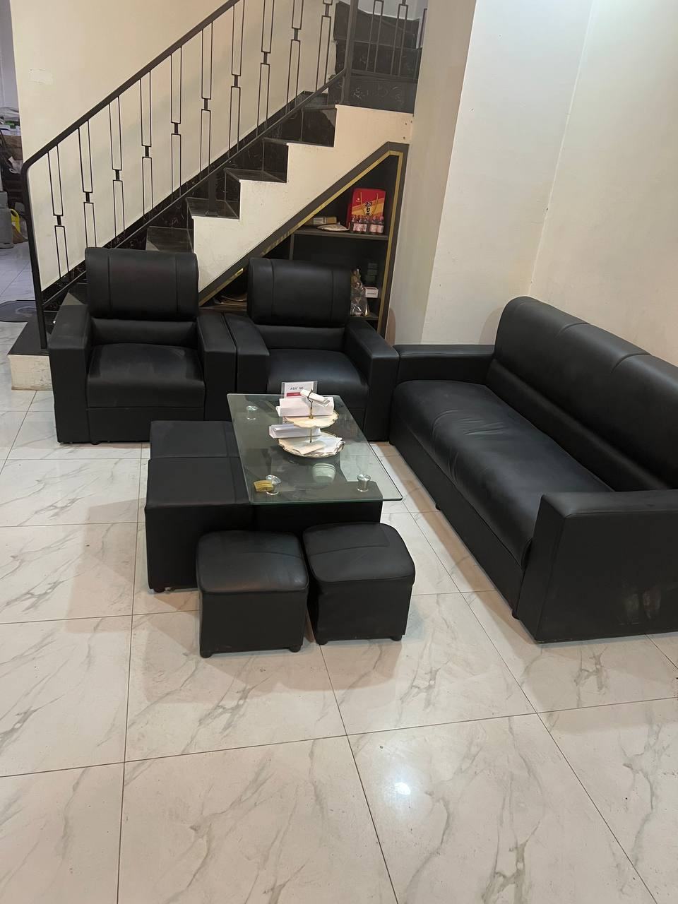 出售商品:黑色99新沙发一套 价 格:低至110$/套 商品类别:#家具 位 置:#金边 3号路…
