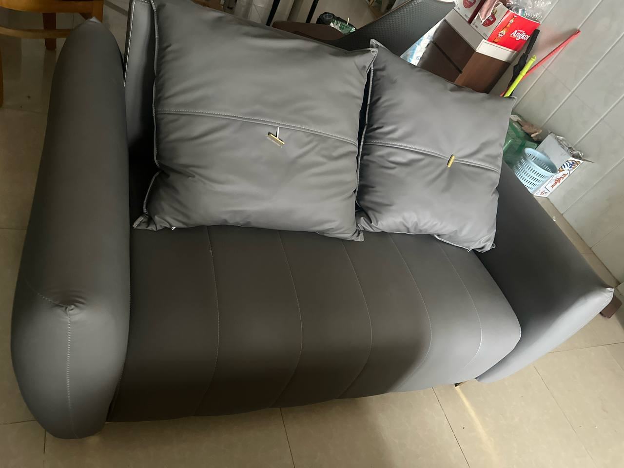 出售物品:两座位皮沙发 价 格:私聊 位 置:#西港 联系方式:@zzfj789 交易方式:自取…