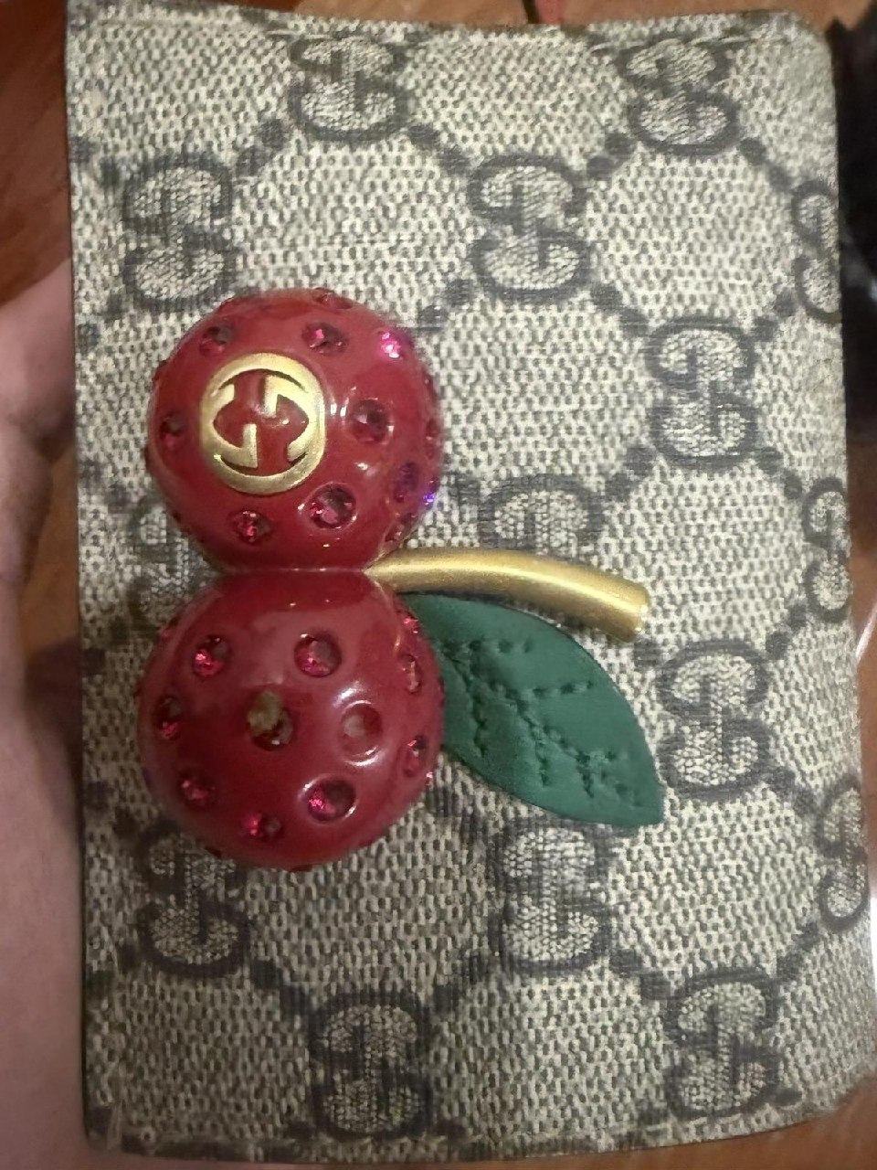 出售物品:🍒 Gucci GG Supreme 立体樱桃短款钱包(型号:476050 K9GXT…