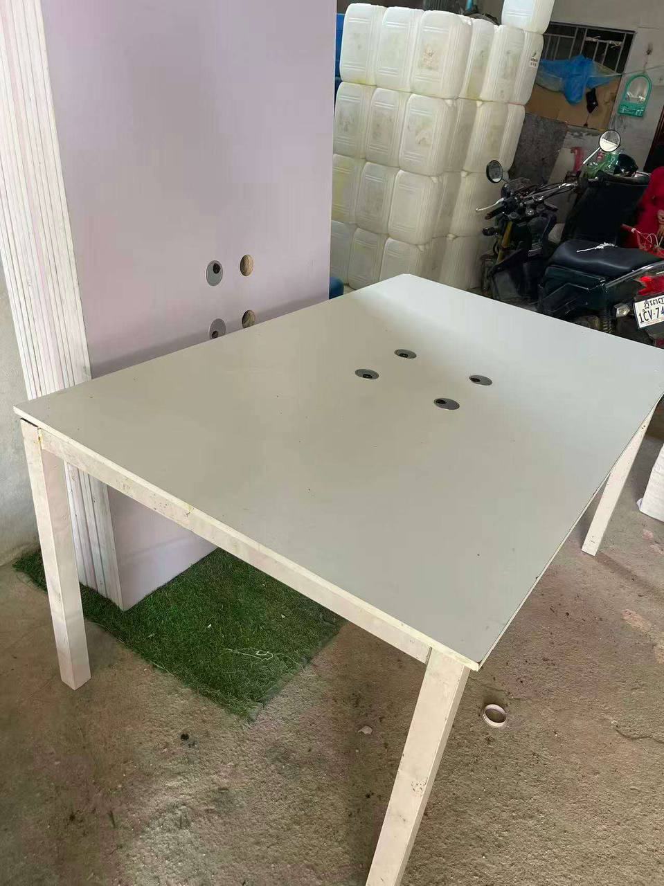 出售商品: 4人工位桌 价 格:18$/张 商品类别:#家具 位 置:#金边 3号路 联系方式:…