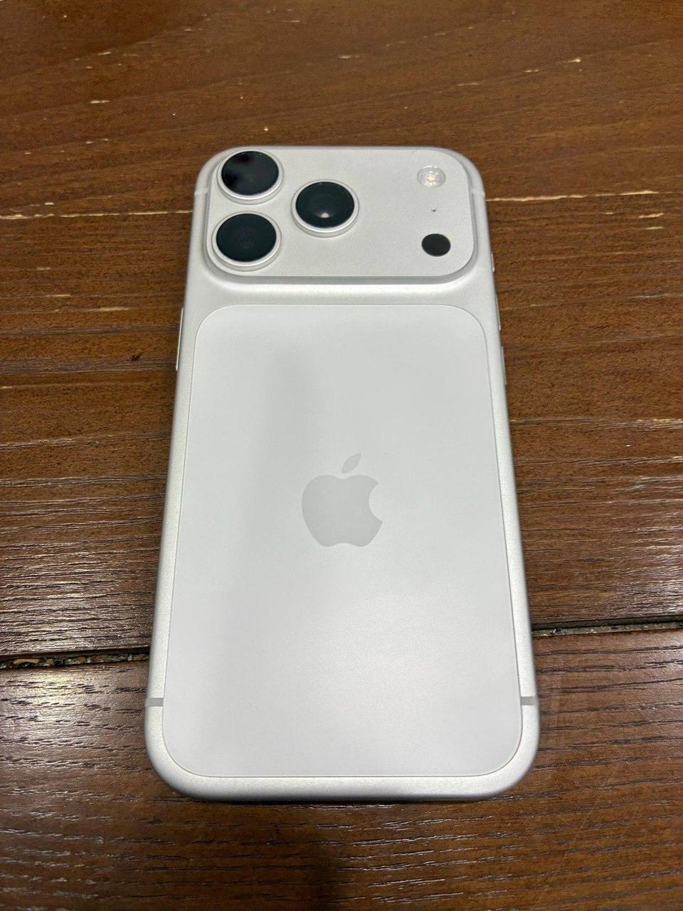 出售物品:iPhone 17 Pro 两台(白色 + 橙色)…