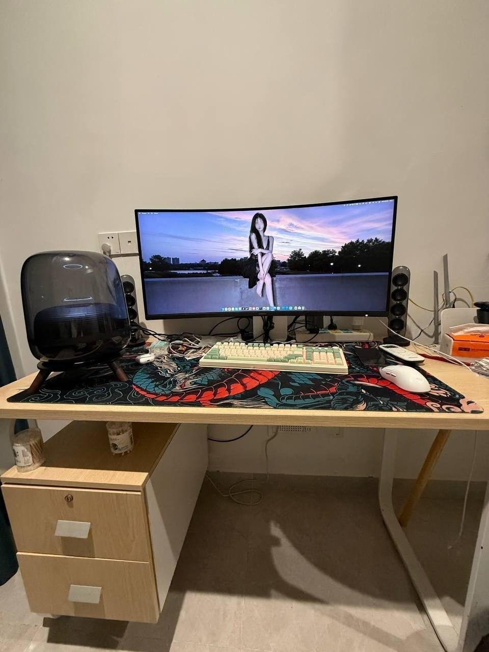 出售物品:小米34寸180HZ曲屏 150,哈曼卡顿水晶4 150 ,一起300可以送桌子 价 …