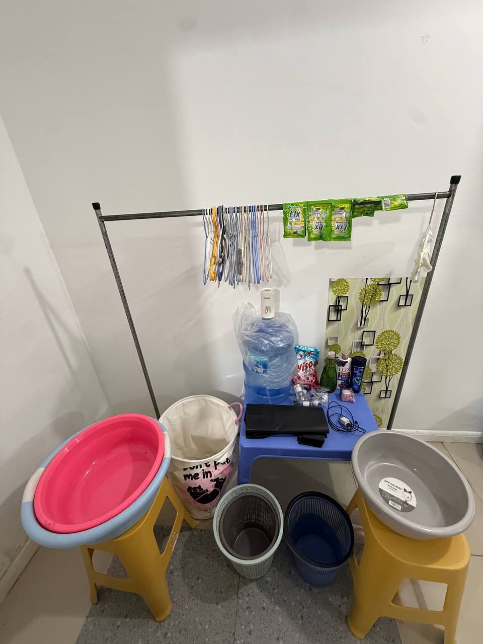 出售物品:一个铁晾衣架,30个衣架,一个苏泊尔水泵〔送全新一桶水〕,洗衣液洗衣粉,沐浴露洗发露,…