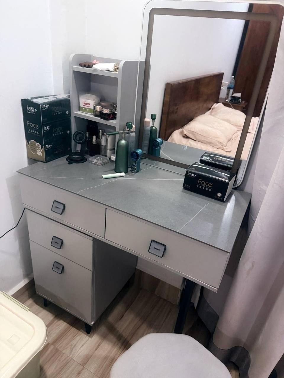出售物品:带LED灯带化妆凳的化妆桌急出 价 格:80 USD 商品类别:#家具家电 位 置:#…