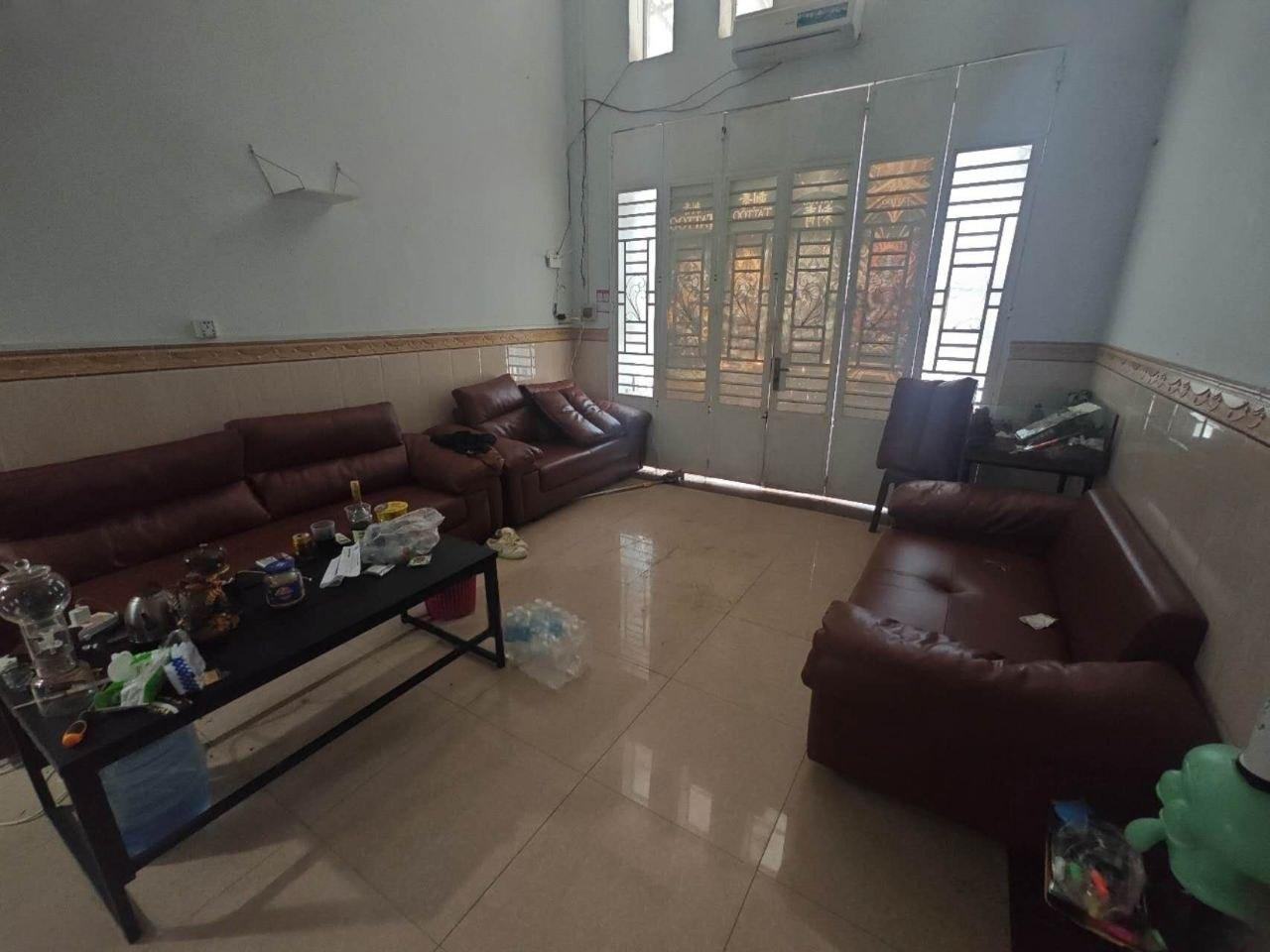 出售物品:棕色真皮沙发全套加茶桌 价 格…