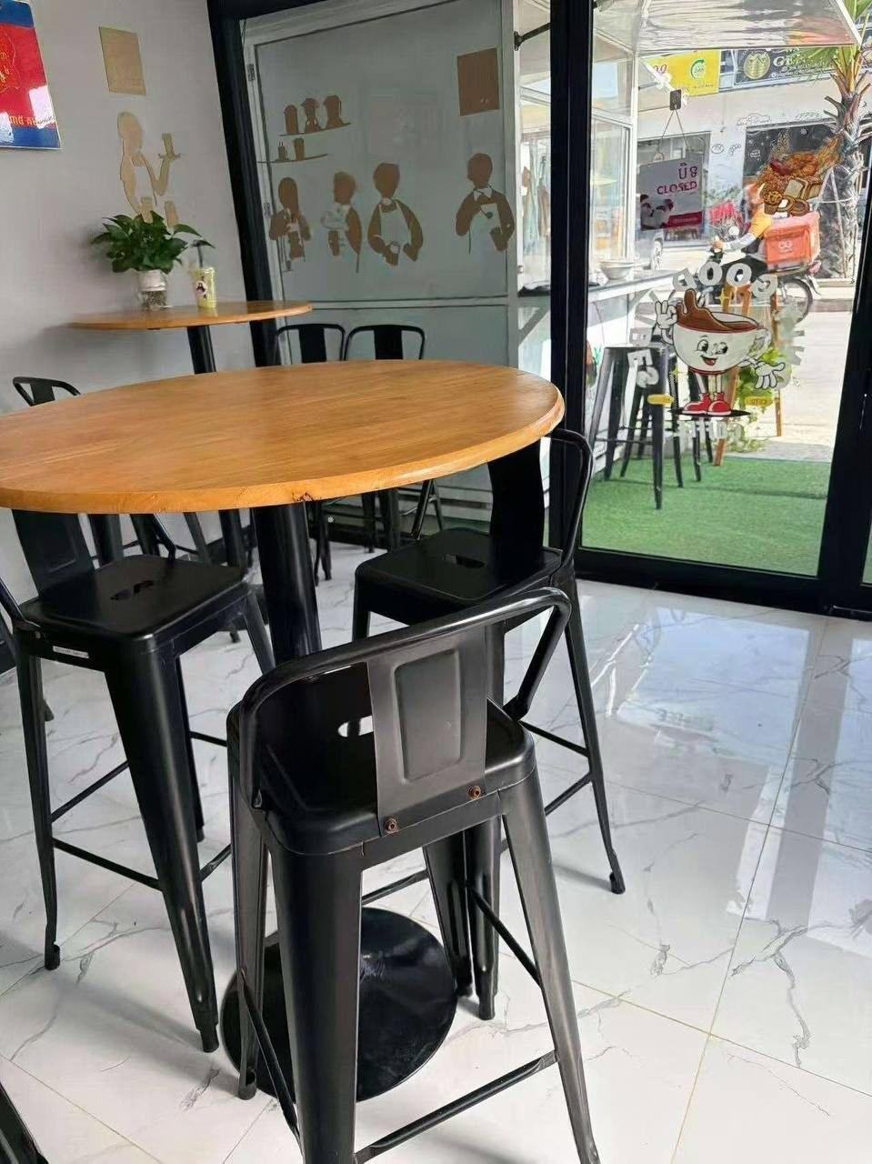 出售物品:咖啡桌椅处理3套 (一个桌配3把椅子) 9.9新 价格70💲一套 价 格:70 USD…