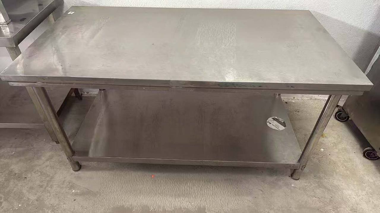 出售商品: 1.5米不锈钢操作台 价 格:90$/张 商品类别:#家具 位 置:#金边 3号路 …