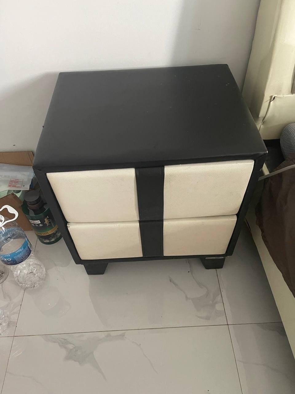 出售物品:床头柜 价 格:10 商品类别…