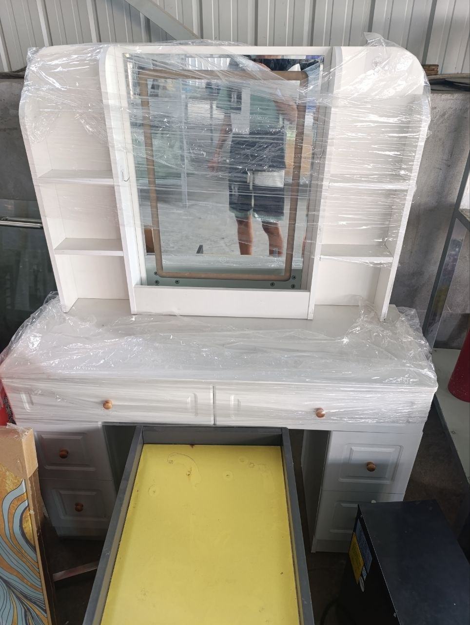 出售物品:梳妆台 价 格:120$ 位 置:永旺2 联系方式:@duoduo11245 交易方式…