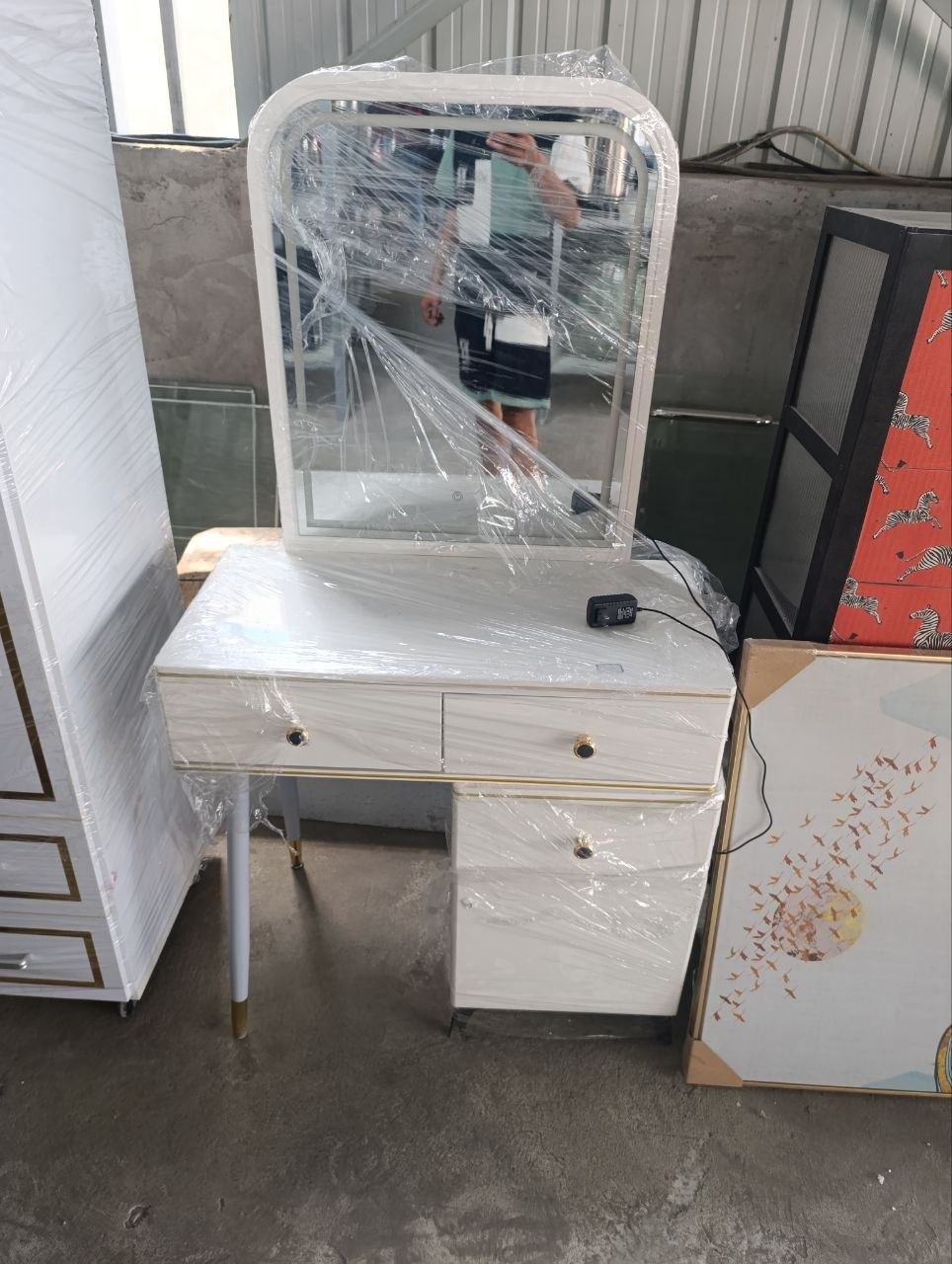 出售物品:梳妆台 价 格:115$ 位 置:永旺2 联系方式:@duoduo11245 交易方式…