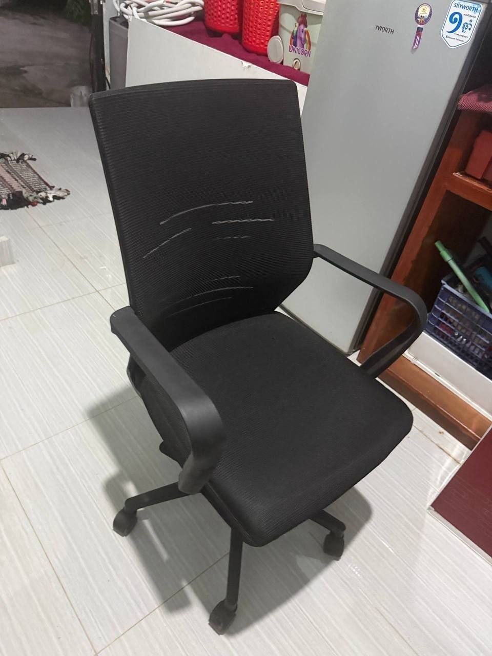 出售物品:沙发三件套+茶几和电水壶全套+办公桌+办公椅 价 格:全套258usd 位 置: #西…