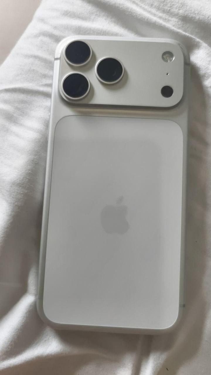 出售物品:17pm国行256 价 格:1100 USD 商品类别:#手机数码 位 置:#西港 中…