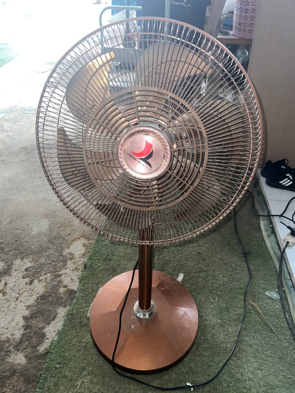 出售物品:高档金色落地扇(9成新) 价 格:40$ 商品类别:#家具 位 置:#金边 3号路 联…