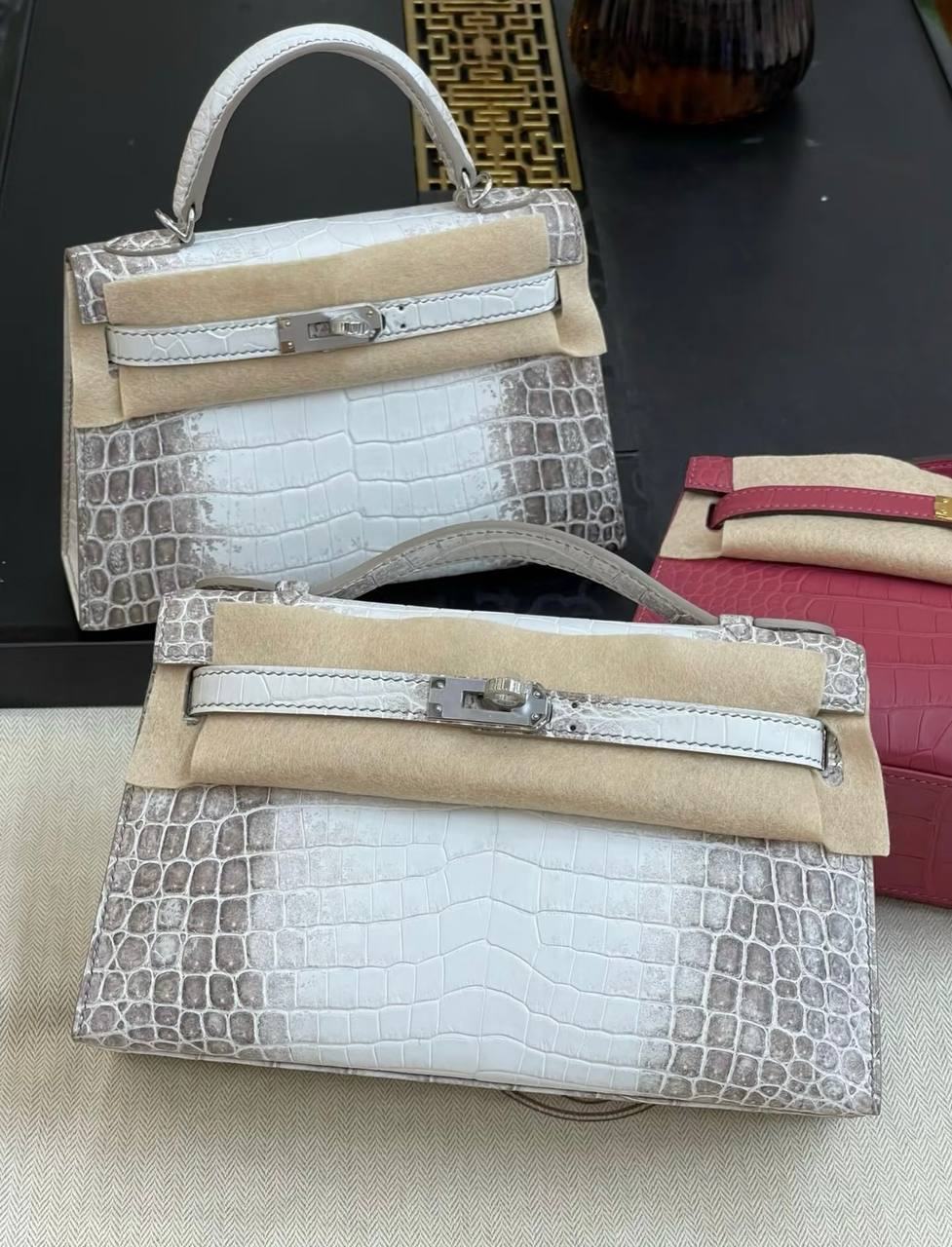 出售物品:闲置女包 价 格:私聊 位 置:#西港 联系方式:@qingqing_5 交易方式:自…
