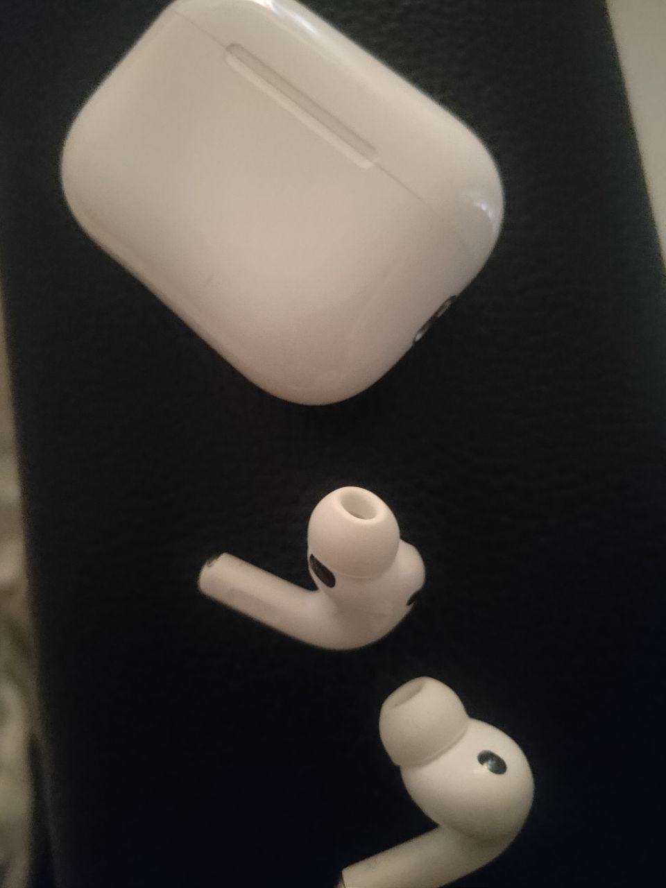 出售物品:苹果/AirPods pro蓝牙耳机,充电线两条 价 格:充电线一条20$耳机150$…