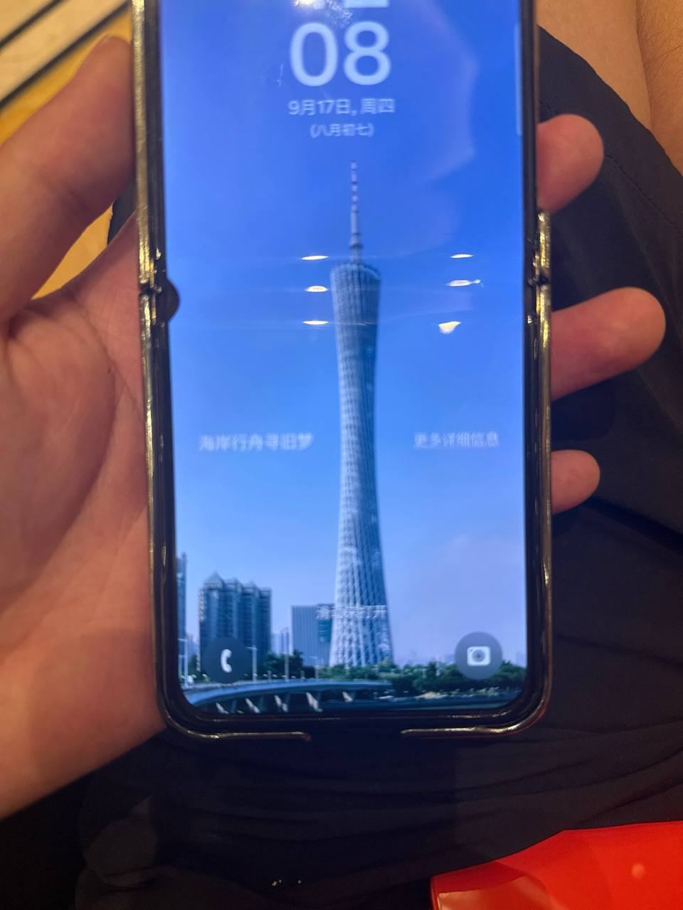 出售:三星W24 价格:260 位置:#西港 交易方式:自取/送货上门 联系方式:@LLXBL6…