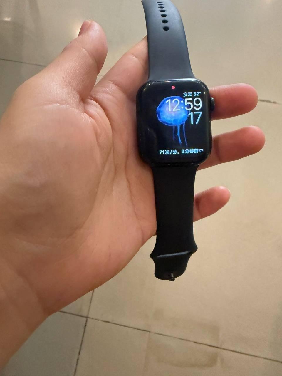 出售物品:苹果运动手表 价 格:180 商品类别:#手机数码 位 置:#金边 联系方式:@hui…