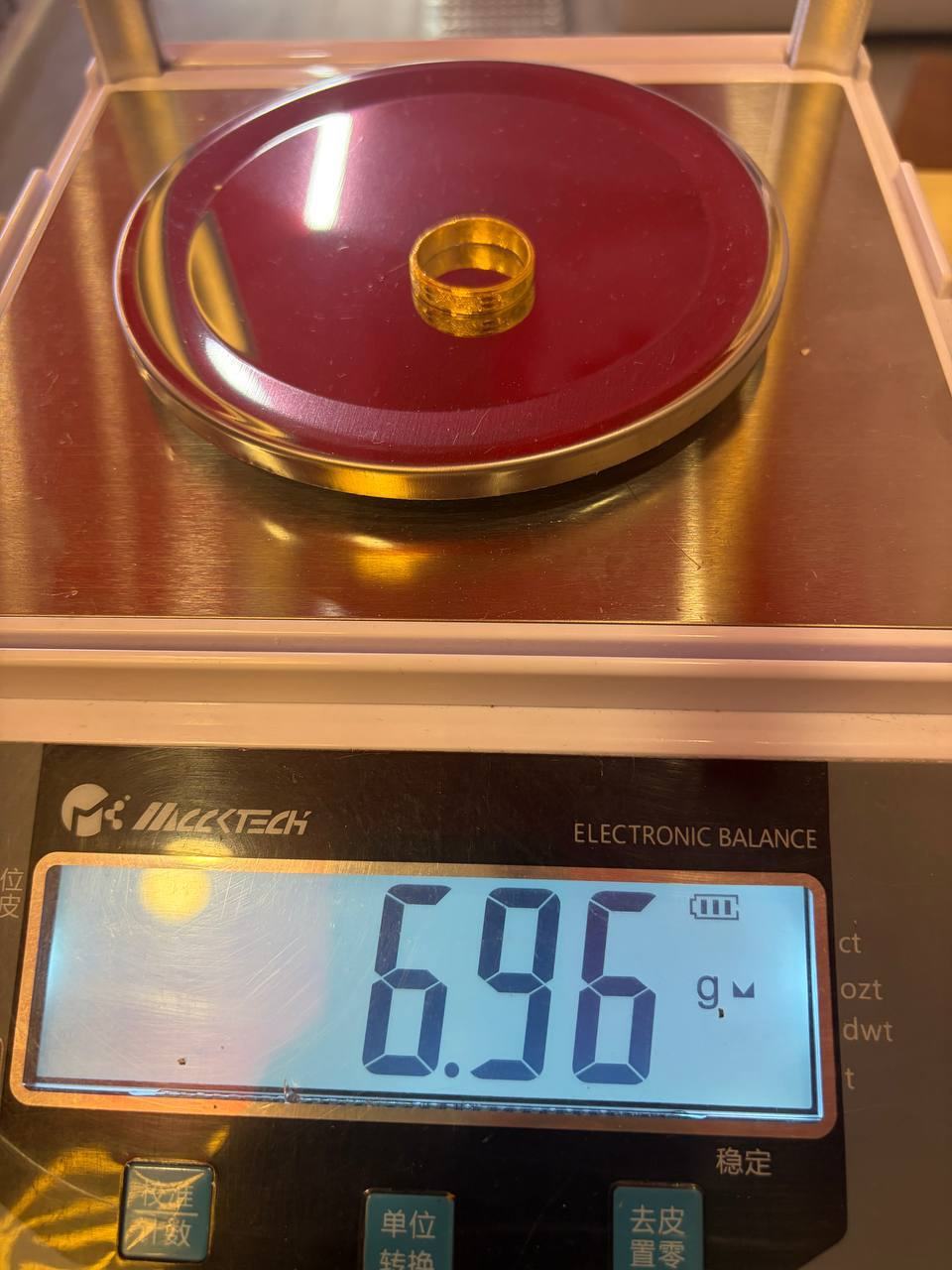 出售物品:黄金戒指6.96克 价 格:1168💲 位 置:#西港 联系方式:@Alinayee8…