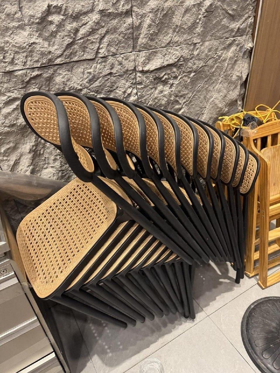 出售物品:12张椅子,自提 价 格:60 USD 商品类别:#家具家电 位 置:#金边 钻石岛 …