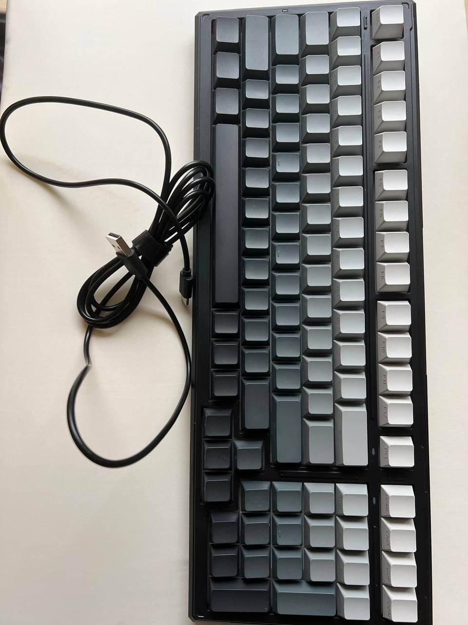 出售物品:机械键盘2个 价 格:50u 位 置:西港独立公园附近 联系方式:@xds689 交易…