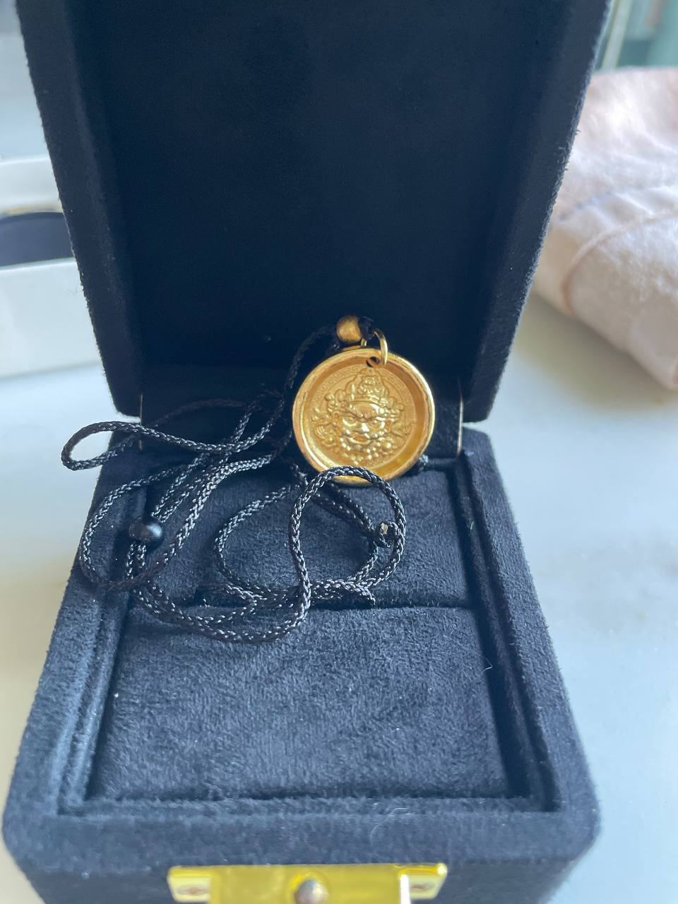 出售物品:黄财神吊牌 价 格:私聊 位 置:西港 联系方式:@qingqing_5 交易方式:自…