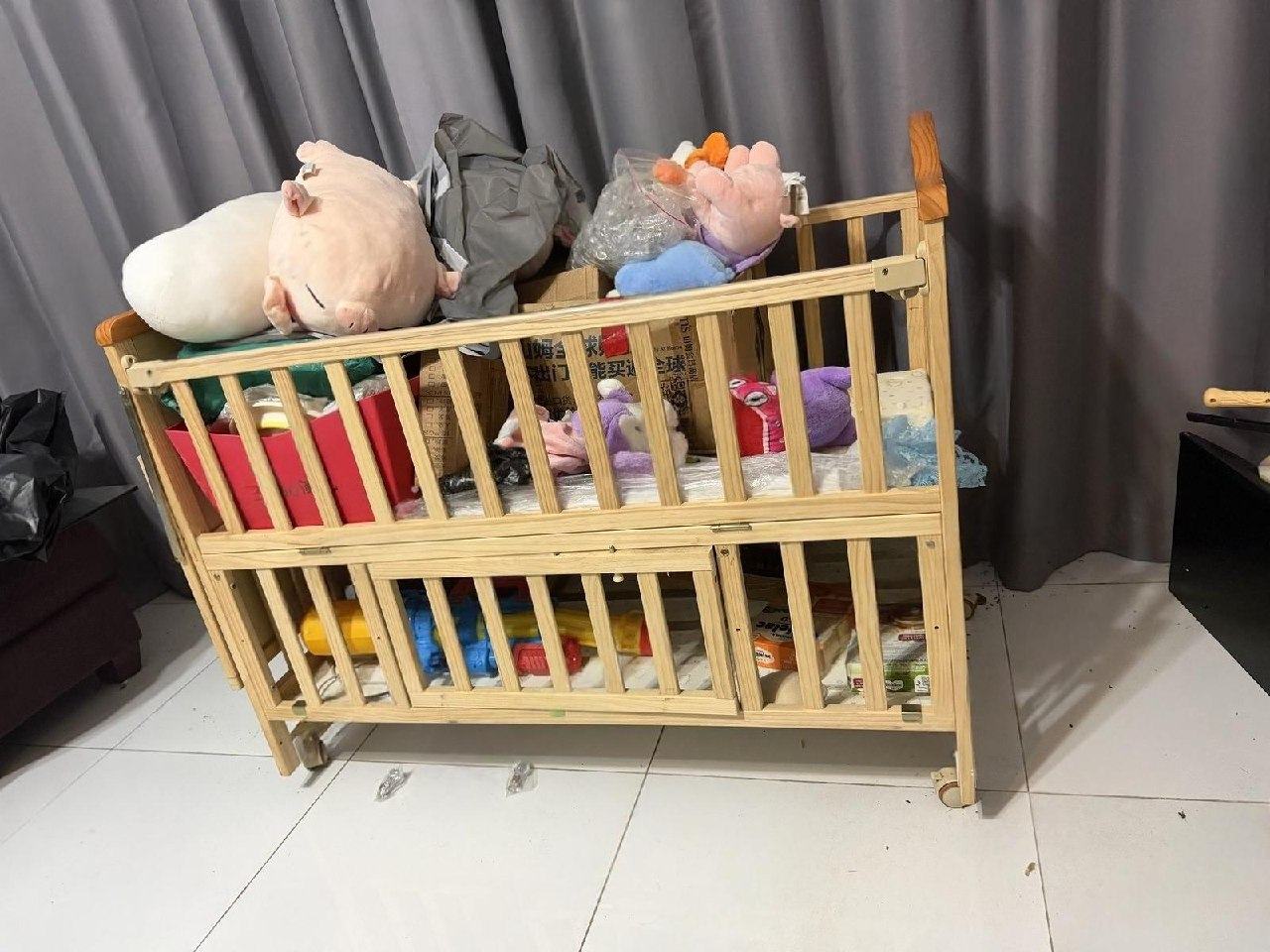 出售物品:育儿一套(可移动婴儿床,床围栏,婴儿车,消毒柜温奶器,烧水壶,婴儿背包🎒) 价 格:2…