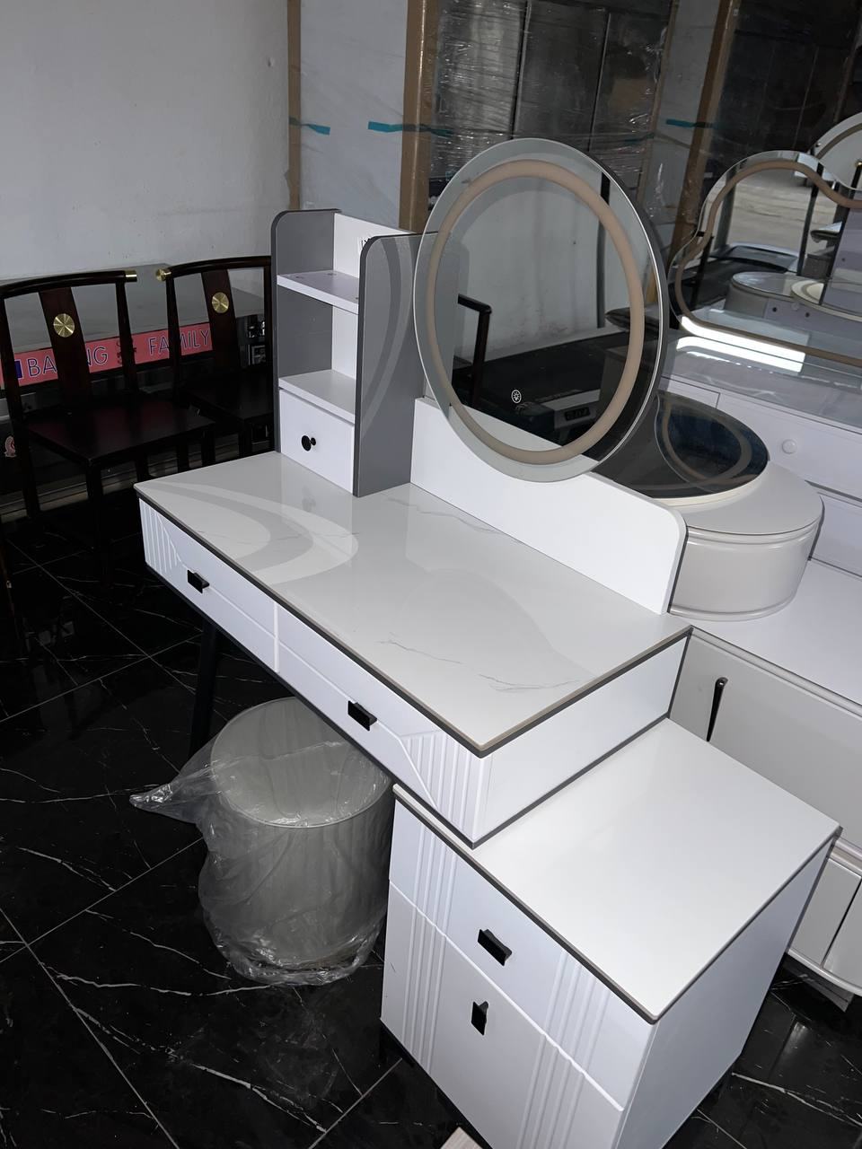 出售物品：梳妆台（99新） 价 格：70$ 商品类别：#家具 位 置：#金边 3号路 联系方式：…