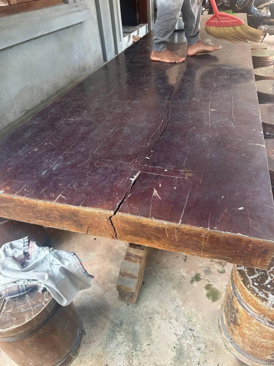 出售物品:实木长桌 + 大圆桌 + 实心凳子16张…