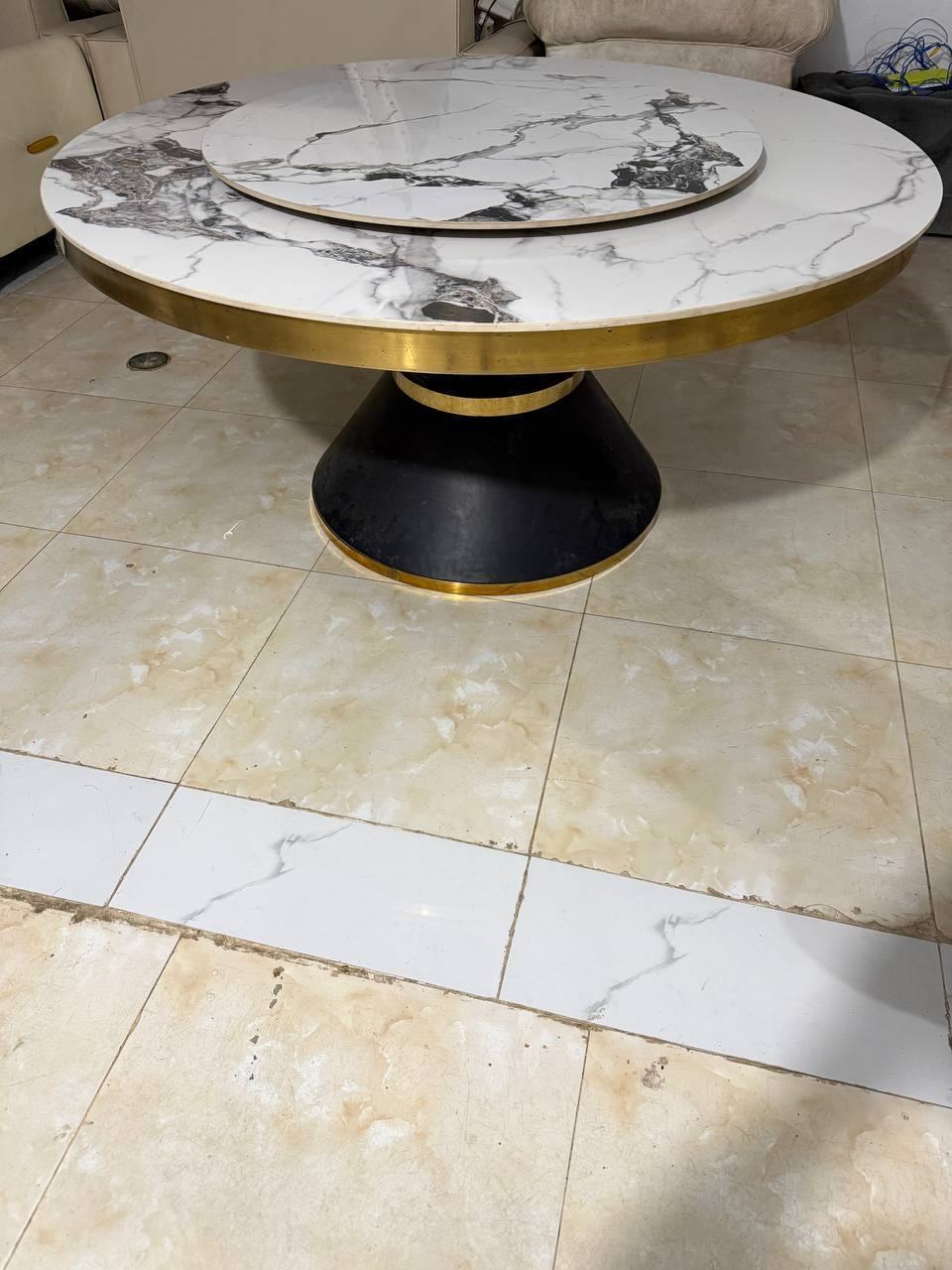 出售物品:大理石圆桌 冰箱 沙发➕茶几 价 格:圆桌300美 大冰箱120美 小的50美 沙发➕…