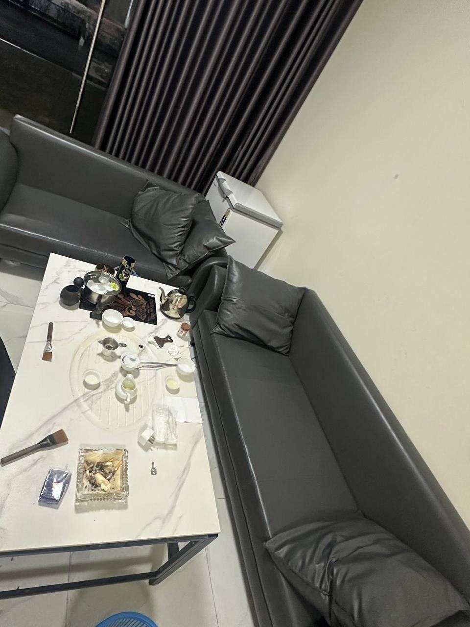 出售物品：1.8米餐桌陶瓷自动旋转配11张椅子 + 冰柜 + 消毒柜‍‌​‌‌​‌​‌‌‌​​‌…