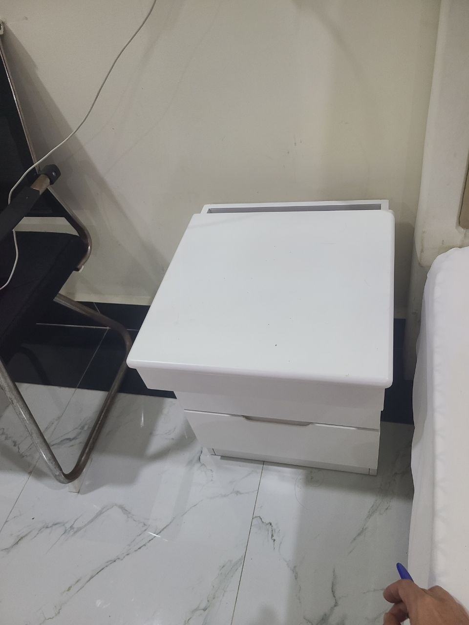 出售物品:暗格床头柜 价 格:100美金 商品类别:家具 位 置:#西港 联系方式:@jy168…