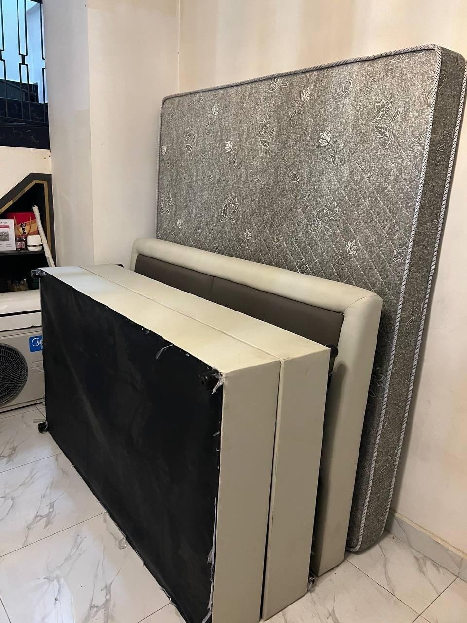 出售物品:1米8床+床垫(全新) 价 格…