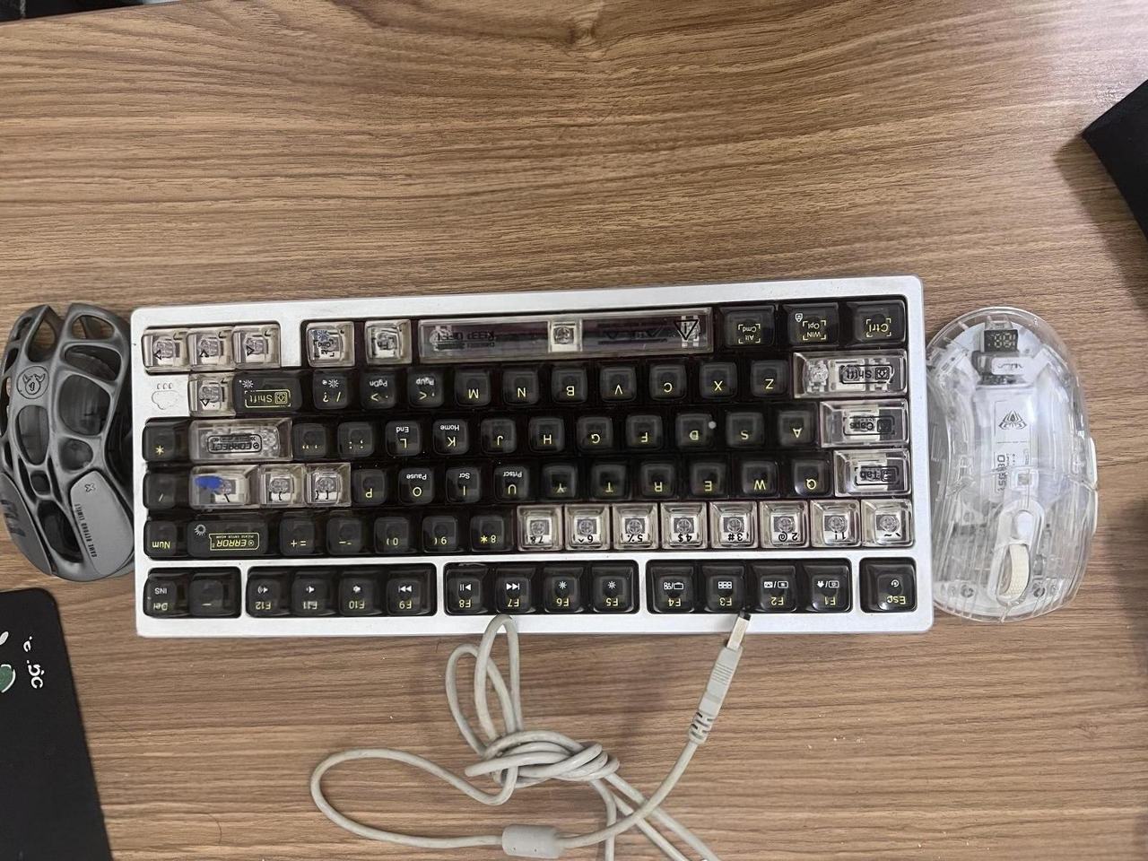 出售物品:2鼠标一个键盘 带价来 差不多就处理了 键盘纯钢机械键盘 价 格:私聊详谈 商品类别:…