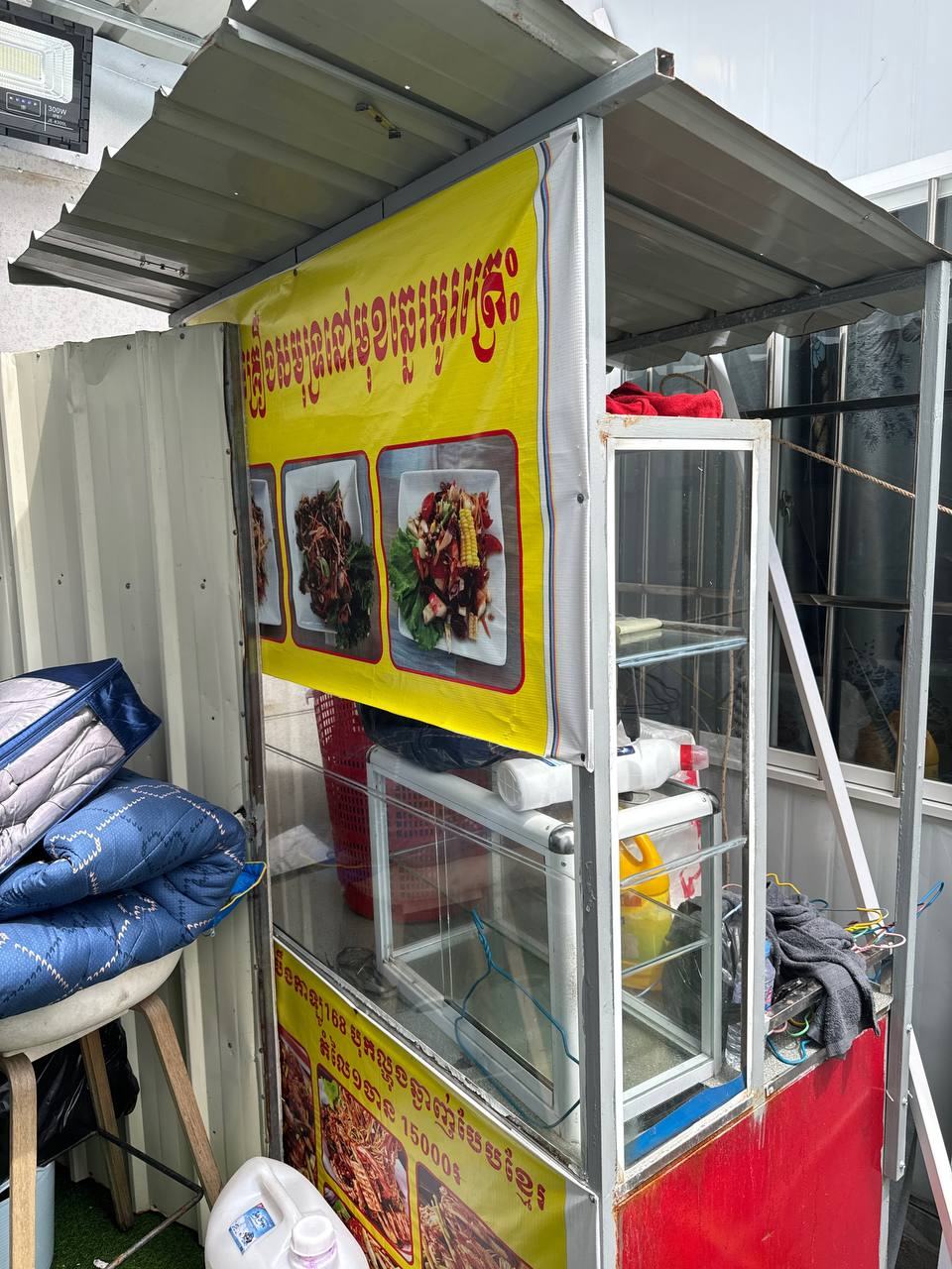 出售:面包保温机 摆摊车 小玻璃摆物柜 价格:打包价230 位置:#西港/海边 交易方式:送货上…
